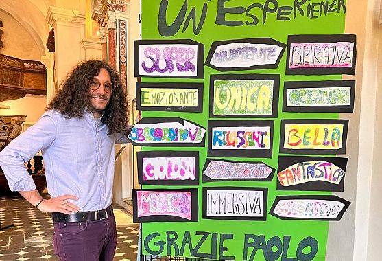 Paolo Amico con i messaggi degli alunni